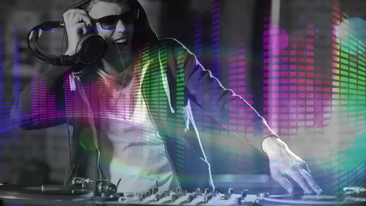 animación digital que muestra a un discotequista sonriente mezclando música en un pub 4k