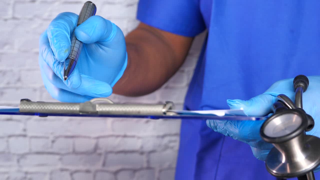 médico que llena los expedientes médicos