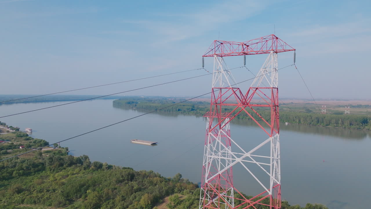 torre de transmisión de alta tensión sobre el río
