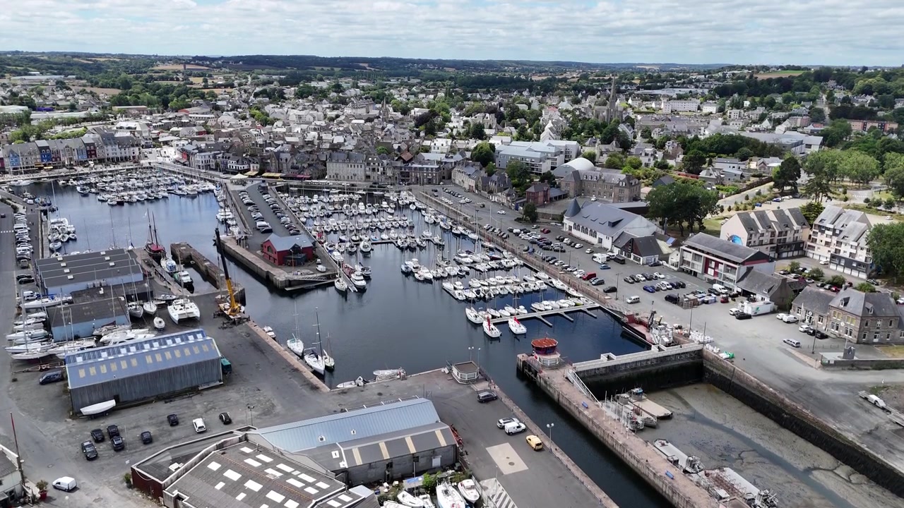 Port de Paimpol Bretagne Frankreich Historischer Hafen Drohnen-Luftaufnahme