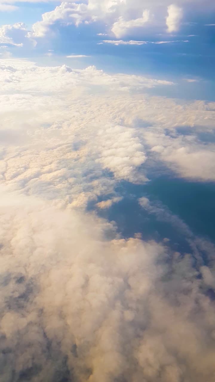 vista vertical, volando por encima de las nubes en el aire delgado con cielo azul, avión pasajero pov