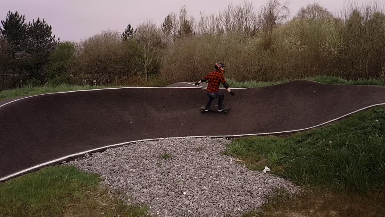 metraje de eboarding alrededor de una pista de bmx