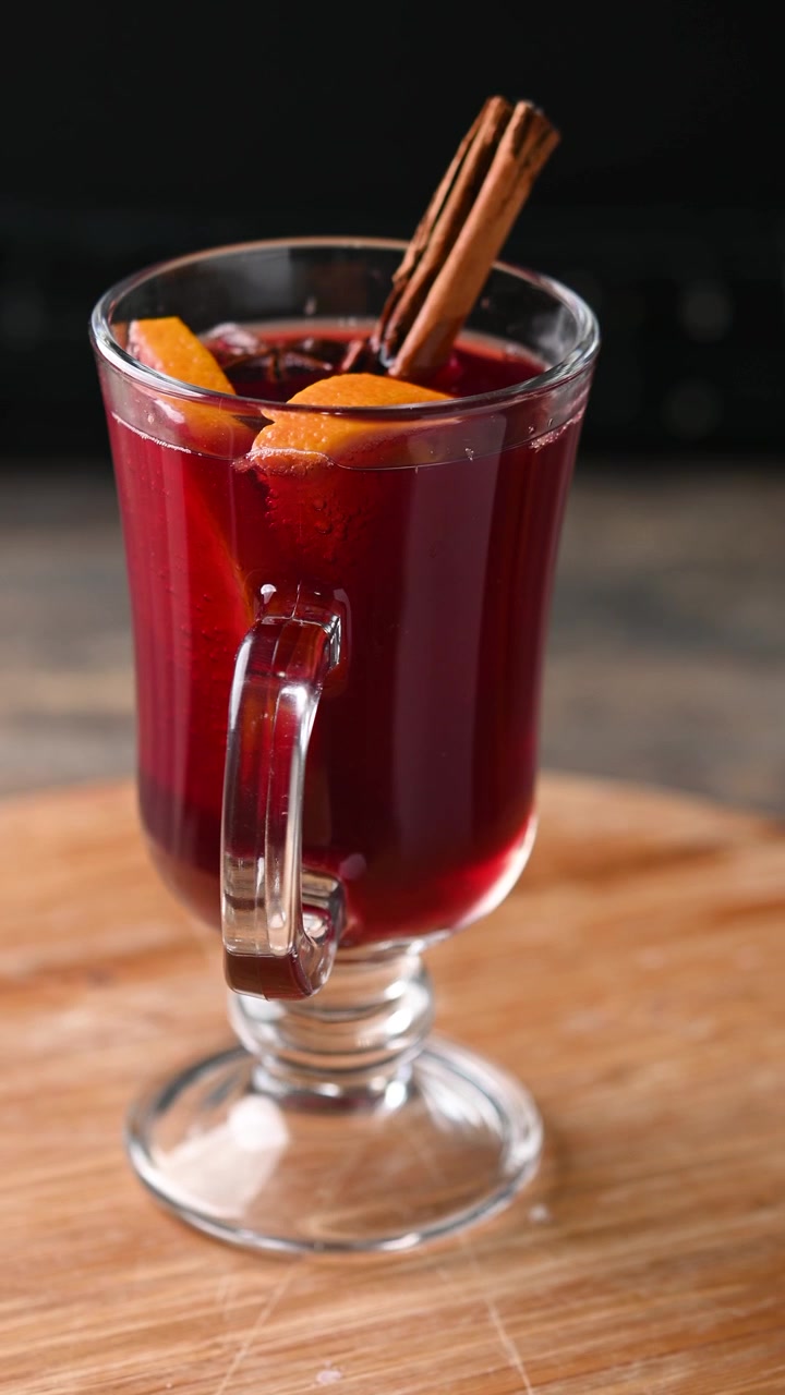 Mulled-Wein mit Orangen- und Zimtstäbchen