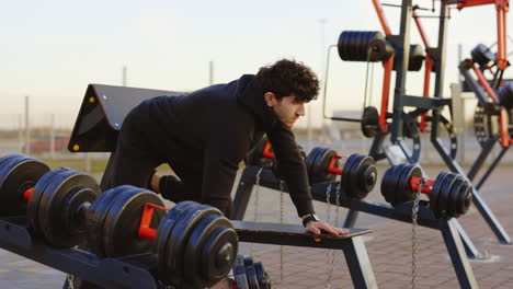 hombre trabajando al aire libre con pesas