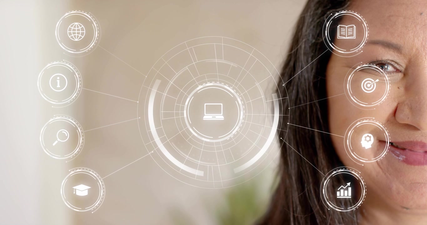 Donna che apre l'occhio destro sincronizzando un HUD tecnologico che illumina l'icona del laptop rivelando icone e un grafico a barre