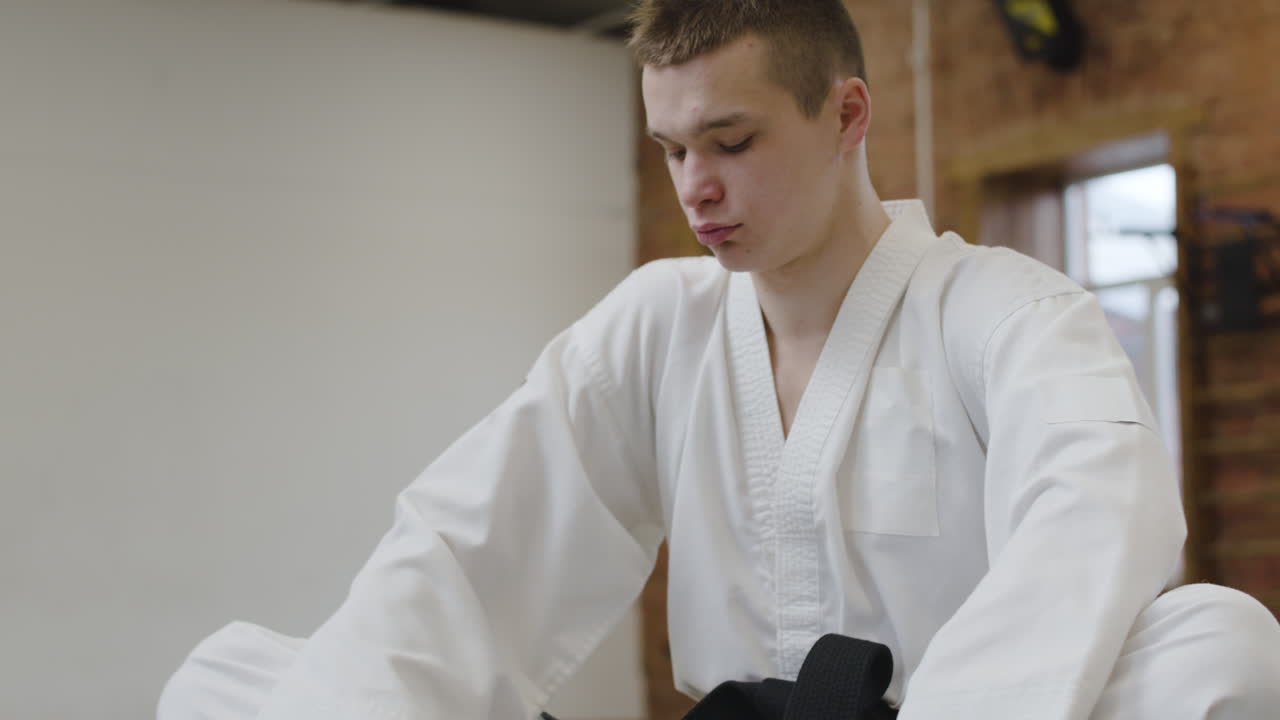 스트레칭 하는 젊은 사람