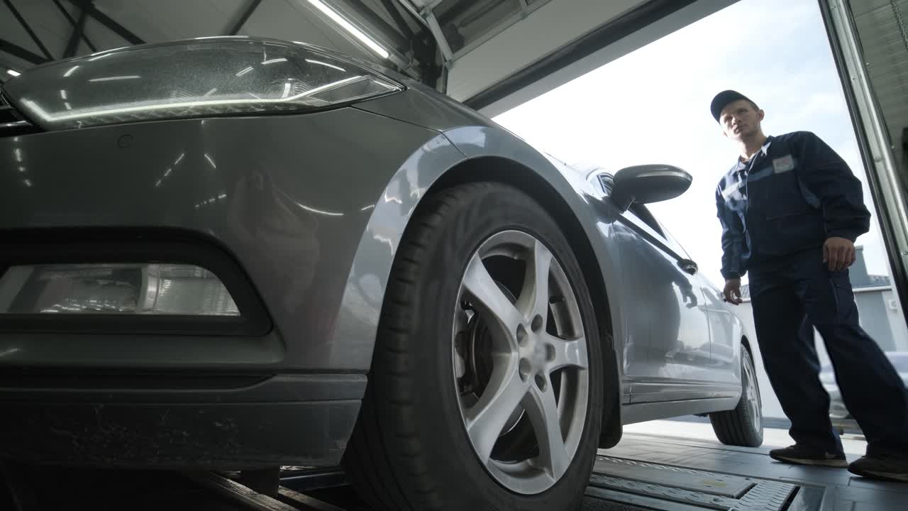 proceso de diagnóstico automático de la suspensión en un servicio automovilístico moderno. se utiliza equipo profesional para inspeccionar y analizar la condición de la suspensión y los componentes del vehículo