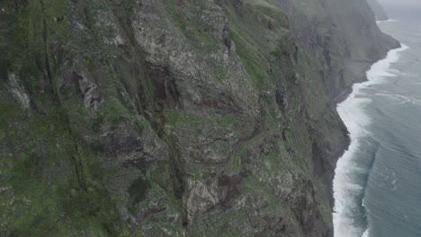 toma de drones de la ladera de la montaña de quebrada do negro en madeira