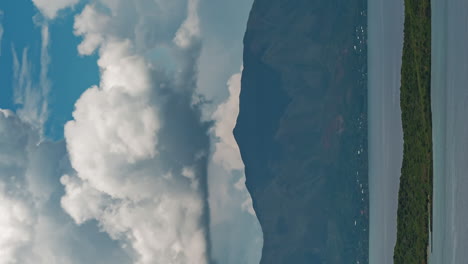 Riesige-Wolken-In-Einer-Dynamischen-Wolkenlandschaft-über-Mount-Dore-–-Zeitraffer-In-Vertikaler-Ausrichtung