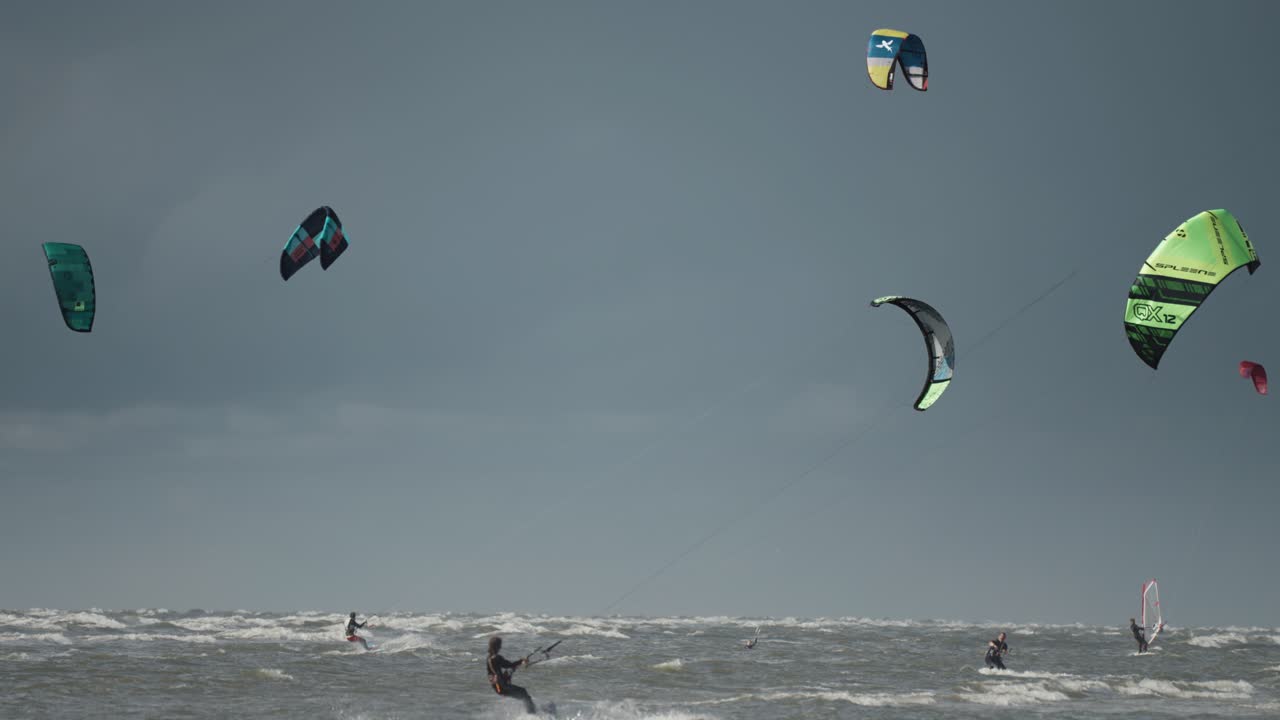 кайтсерферы катаются на волнах на зондерстранде, остров ромо, дания