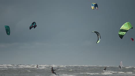 kitesurf montando las olas en sonderstrand, isla romo, dinamarca
