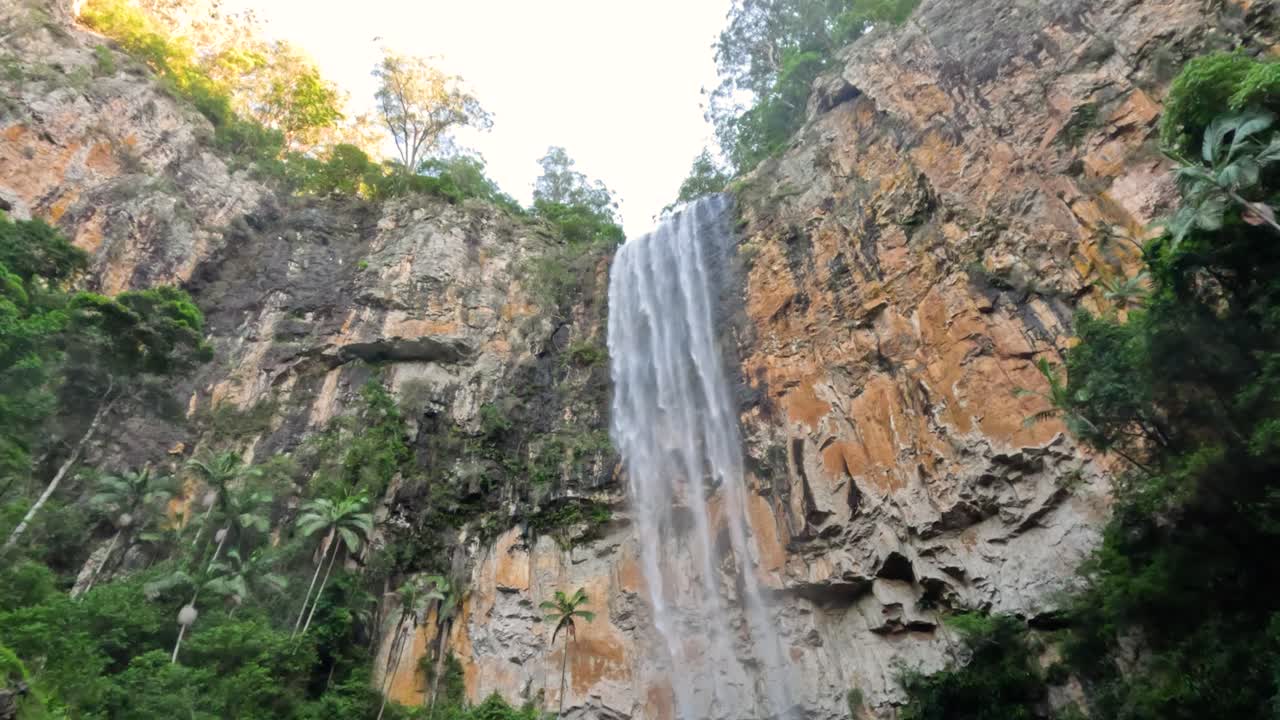 una cascada que cae en cascada por un acantilado rocoso