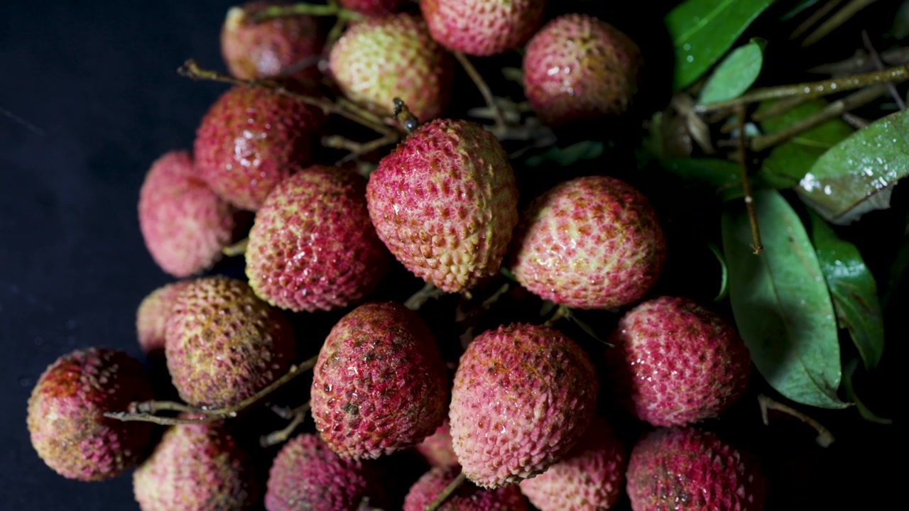 Buah leci musiman yang sehat dan matang dengan tetesan air dan tampilan segar dari pertanian.