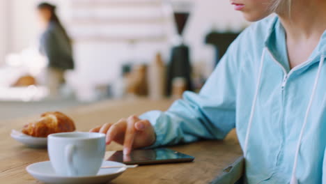 Mujer,-Tableta-O-Planificación-De-Inicio-En-Una-Cafetería