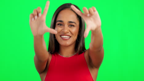 mujer feliz, manos y marco en la pantalla verde