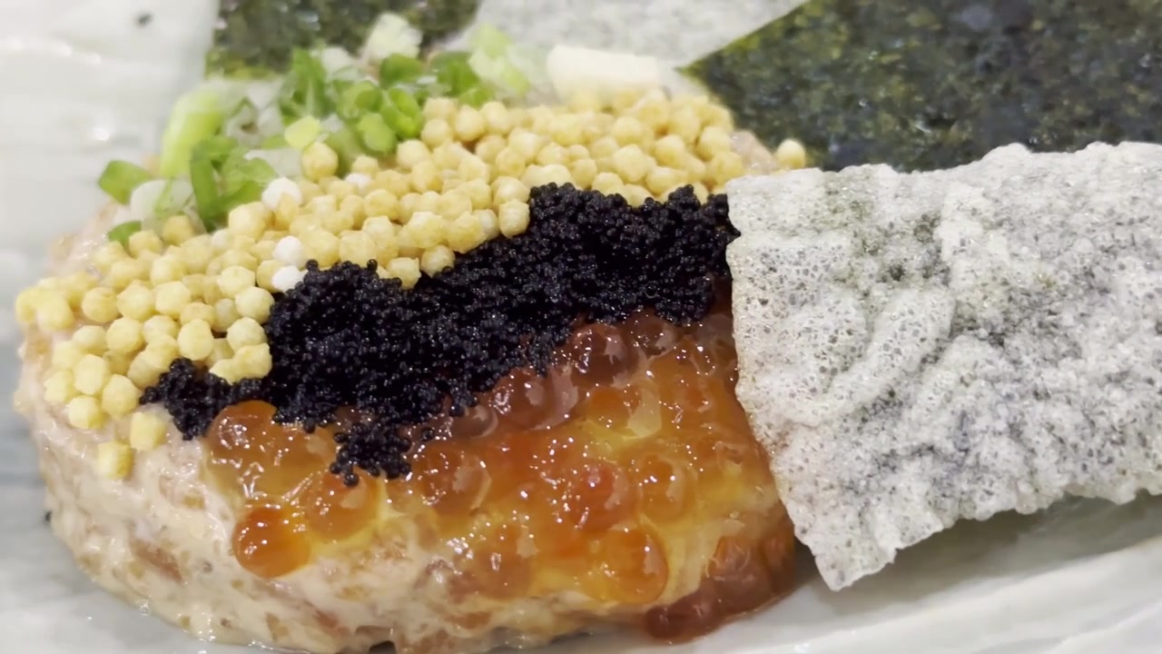 Close-up Tartare Salmon Segar yang Dibuat dengan Bahan Premium, Disajikan dengan Elegan untuk Pengalaman Bersantap Mewah ala Jepang yang Berkelas