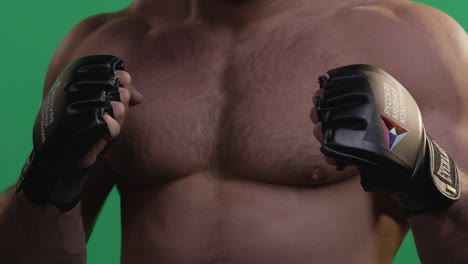 hombre con guantes mma en la pantalla verde