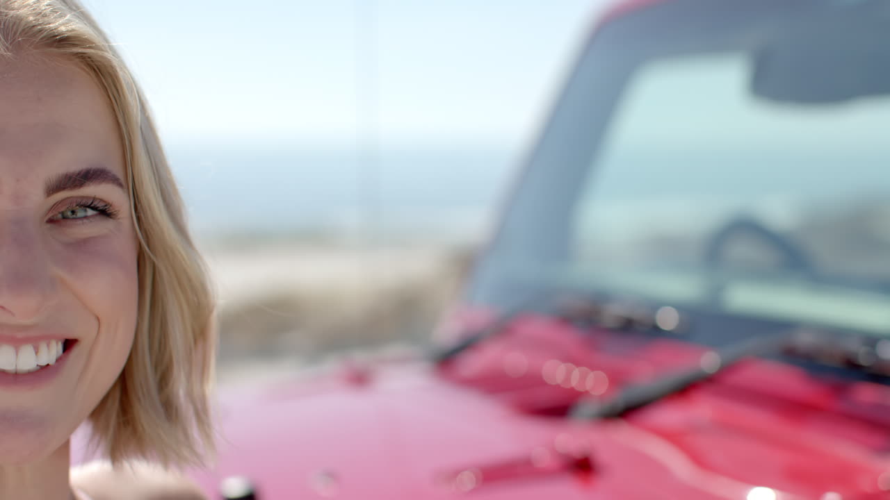 젊은 백인 여성의 얼굴의 절반이 보이고, 복사 공간이 있습니다.