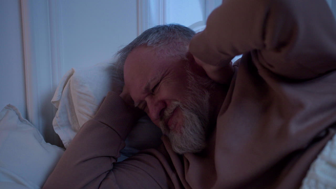 anciano tratando de dormir