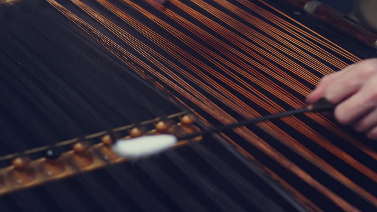 instrumento musical folclórico. cimbalom tocando música. instrumentos de cuerda de fondo