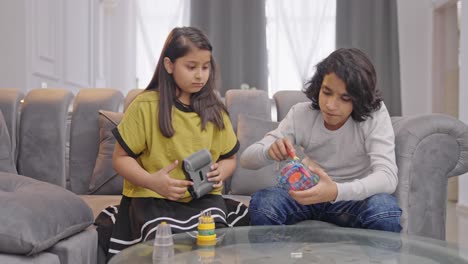Niños-Indios-Intentando-Arreglar-Un-Coche-Eléctrico-Robótico.