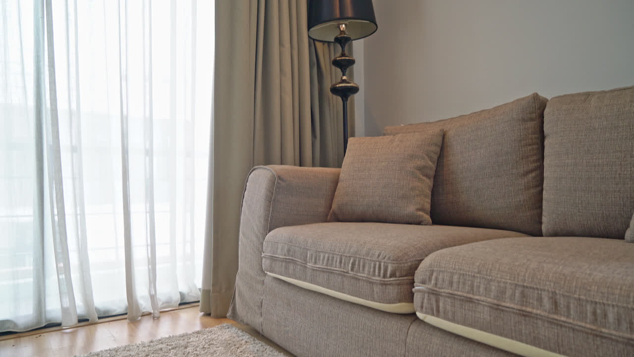 거실 소파에 베개 장식