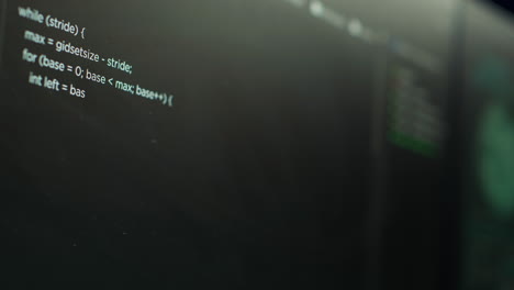 Extreme-Nahaufnahme-Von-Codezeilen,-Die-Auf-Computermonitoren-Angezeigt-Werden