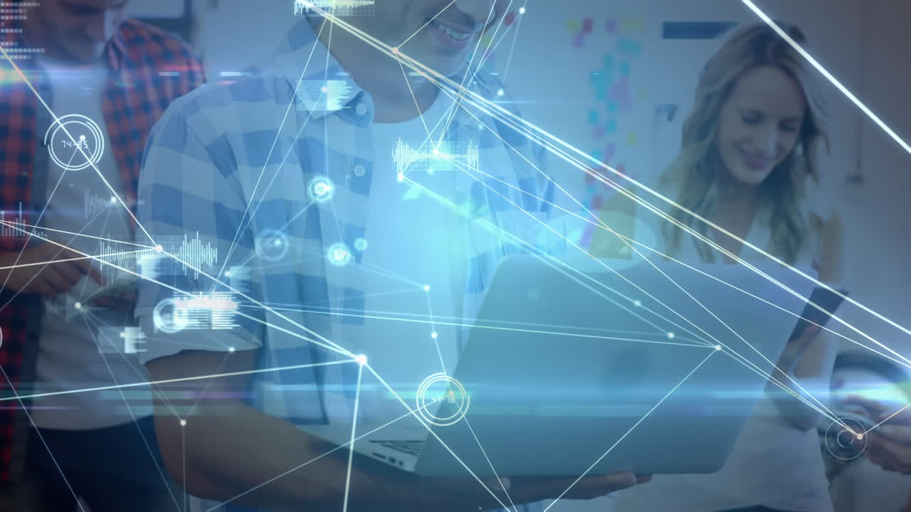 red de conexiones contra colegas de oficina que usan dispositivos electrónicos