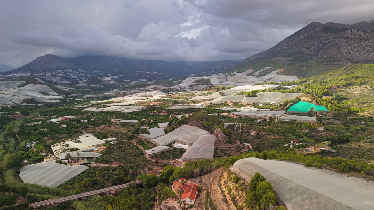 Vista aerea di serre in un paesaggio montuoso
