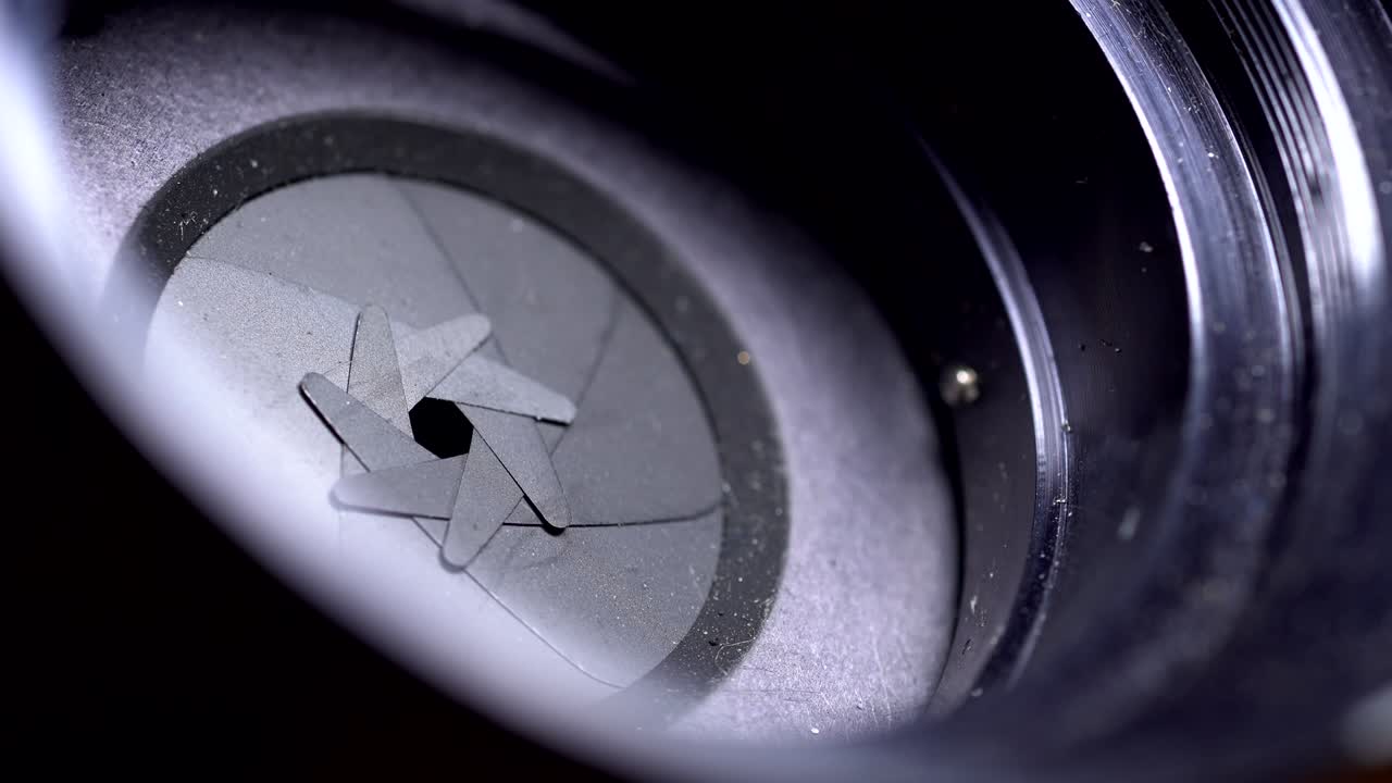 로테이션 (rotating) 에 있는 광장 또는 아이리스 메커니즘, 카메라 렌즈 광장 근접, 사진, 비디오 작업의 개념.