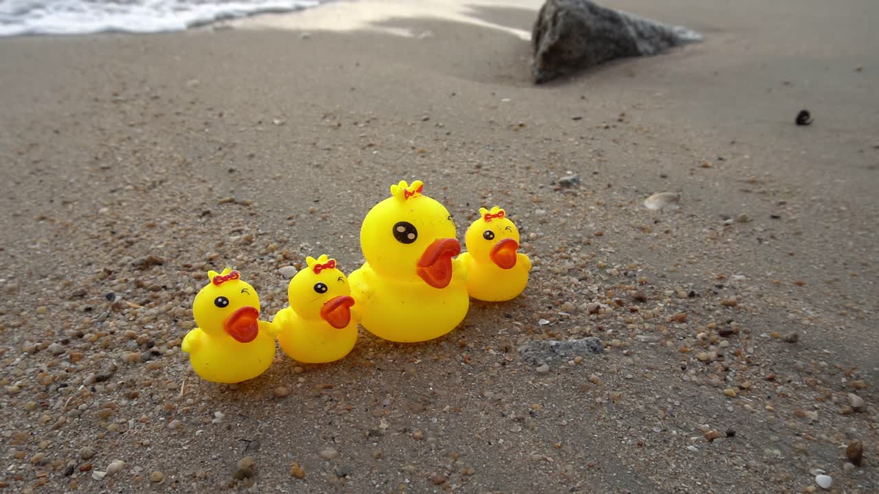 고무 장난감 가족의 느린 움직임 파도에 의해 흐름