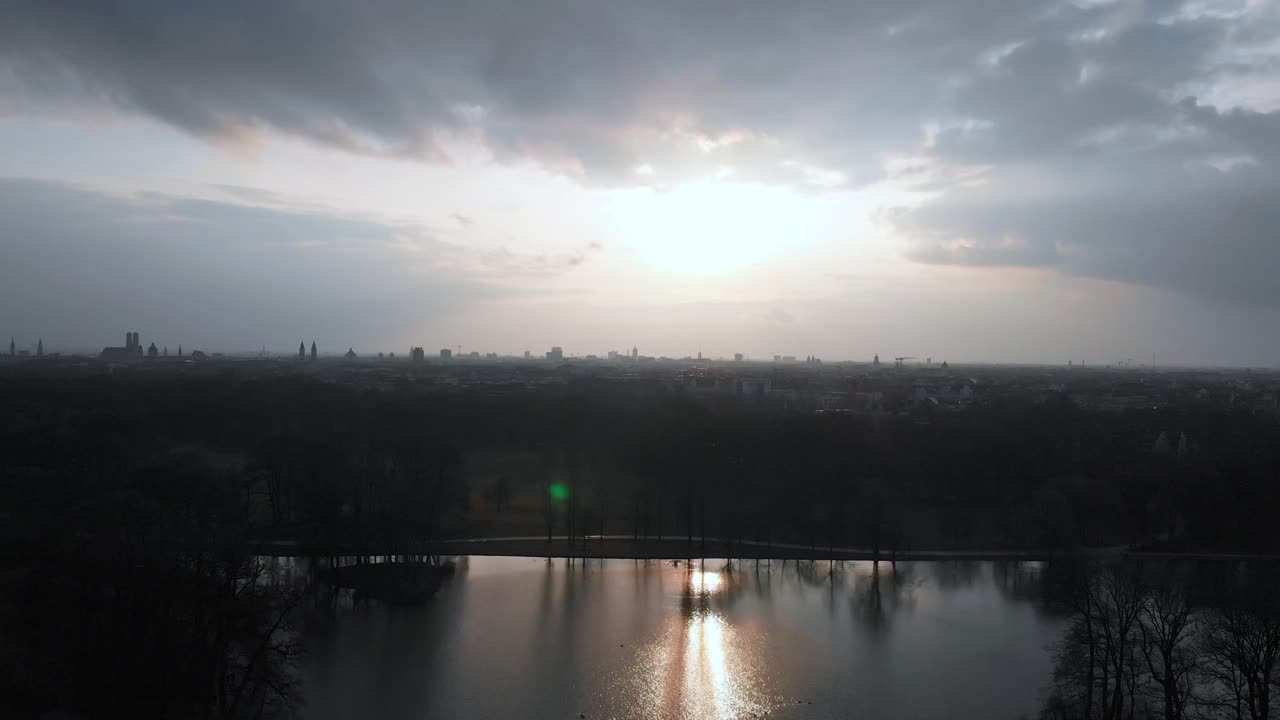 fotografía del lago kleinhesseloher de múnich