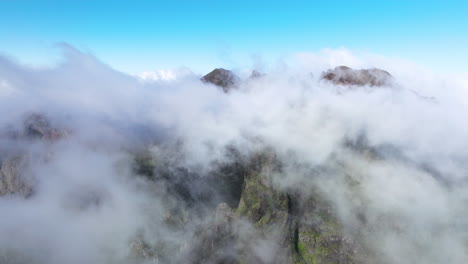 nubes que cubren el pico de la montaña pico do arieiro en la isla de madeira, portugal