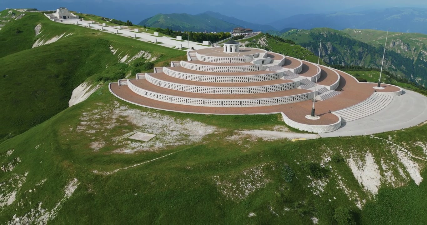 Monumento Militar del Monte Grappa - Osario de la Primera Guerra Mundial en el Véneto, Italia. - Toma aérea de alejamiento.