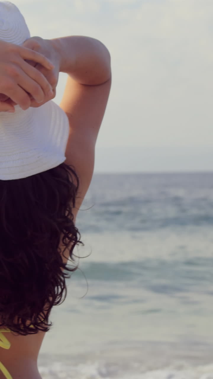 멀리 보이는 젊은 여성