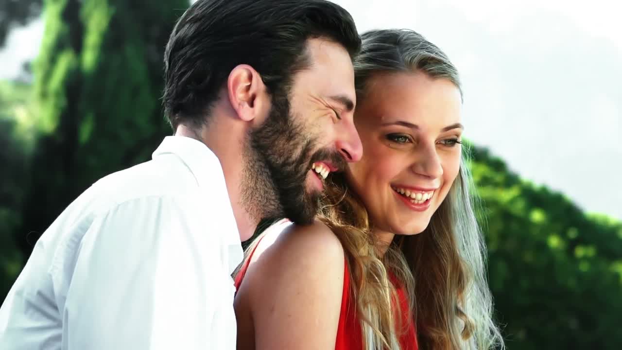 una pareja romántica sonriente abrazándose