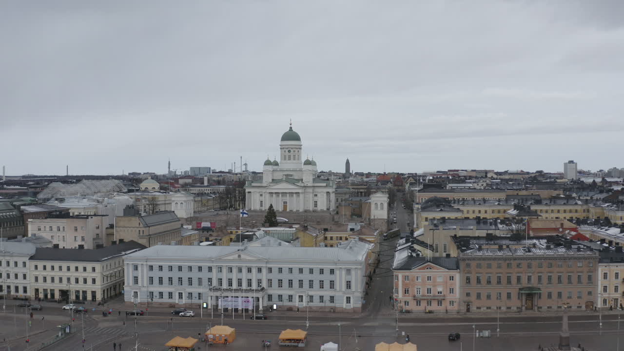 vista aérea de drones de la catedral de helsinki. pedestal arriba