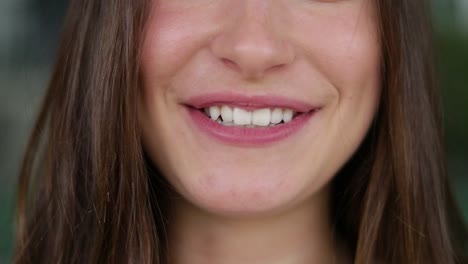 primer plano de la boca de la mujer caucásica mirando a la cámara, sonriendo