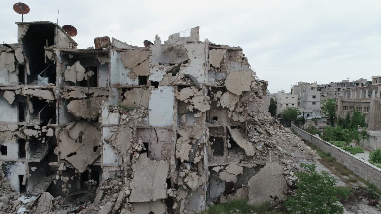 un distrito en alepo. podemos ver los techos de los edificios en la ciudad siria en ruinas 4k