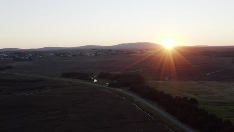 Große-Drohnenaufnahme-Der-Straßen,-Die-Bei-Sonnenuntergang-Aus-Stornoway-Herausführen