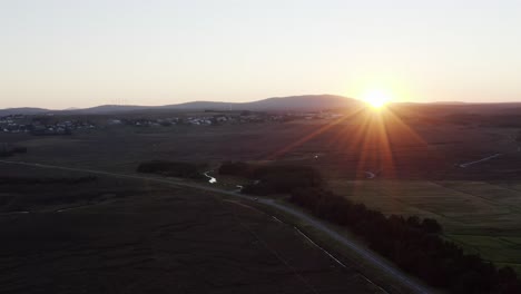 toma amplia de drones de las carreteras que salen de stornoway al atardecer