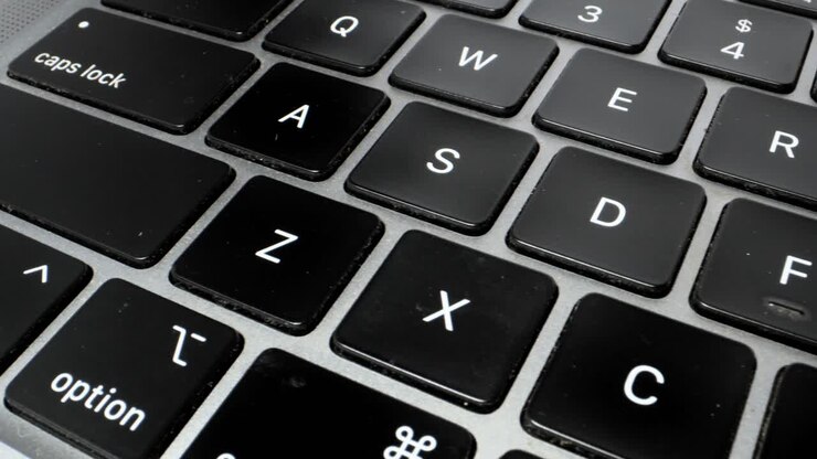 Nærbillede af bærbar computers tastatur.