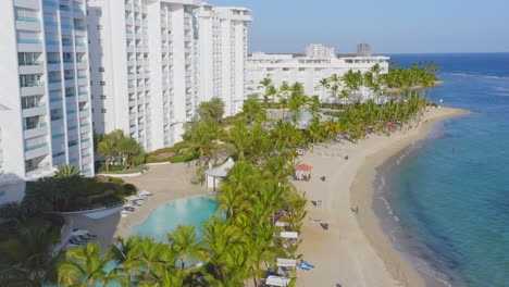 vista aérea de playa hemingway y marbella con apartamentos de lujo y vista al mar