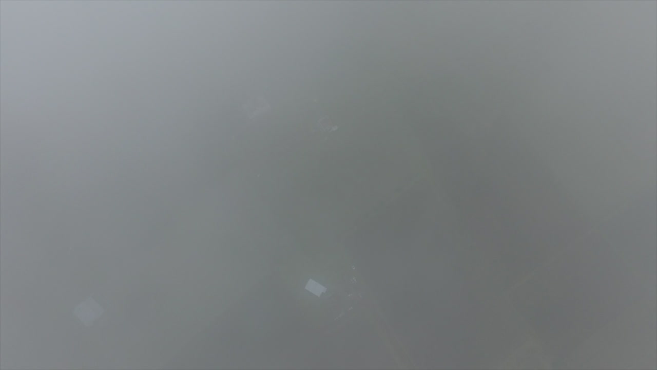 멕시코 레타로의 한 농장에서 구름 위로 날아다니는 모습