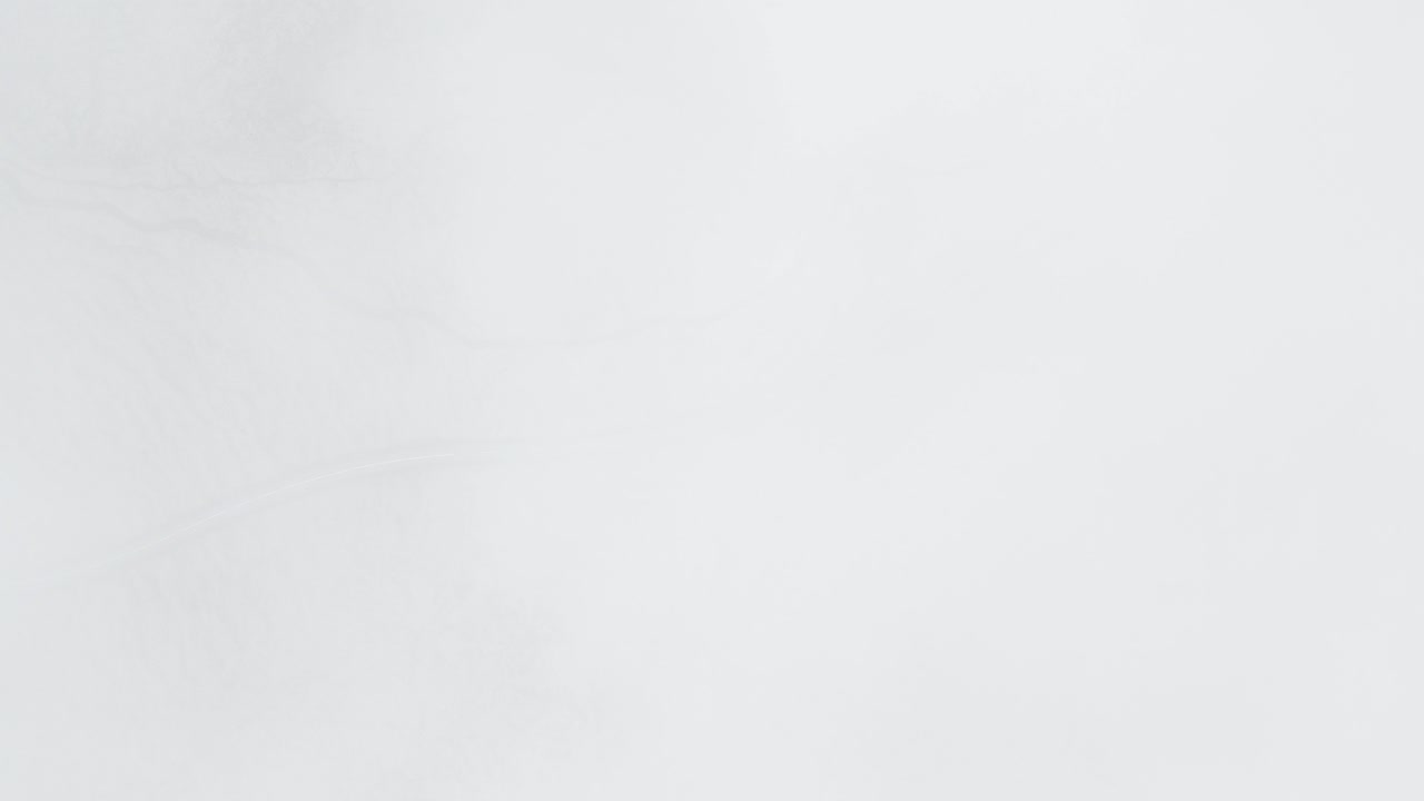 revelação de uma estrada através dos campos de lava na península de reykjanes, na islândia