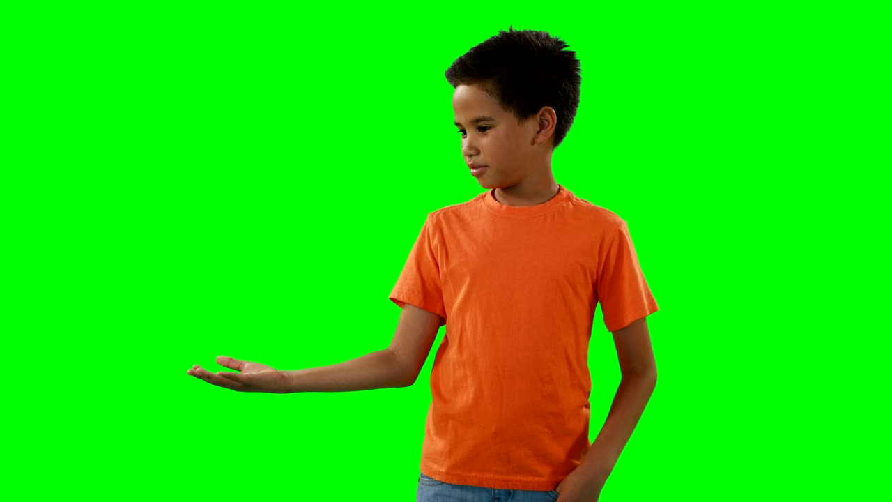 niño haciendo gestos con las manos 4k