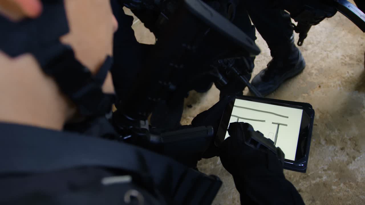 primer plano de soldados militares de raza mixta con rifles planeando y discutiendo su plan en la base 4k