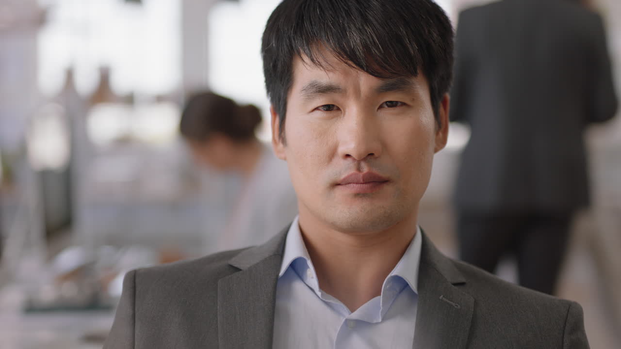 retrato empresario asiático empresario en una exitosa empresa de nueva creación orgulloso gerente disfrutando del liderazgo en el espacio de trabajo de la oficina