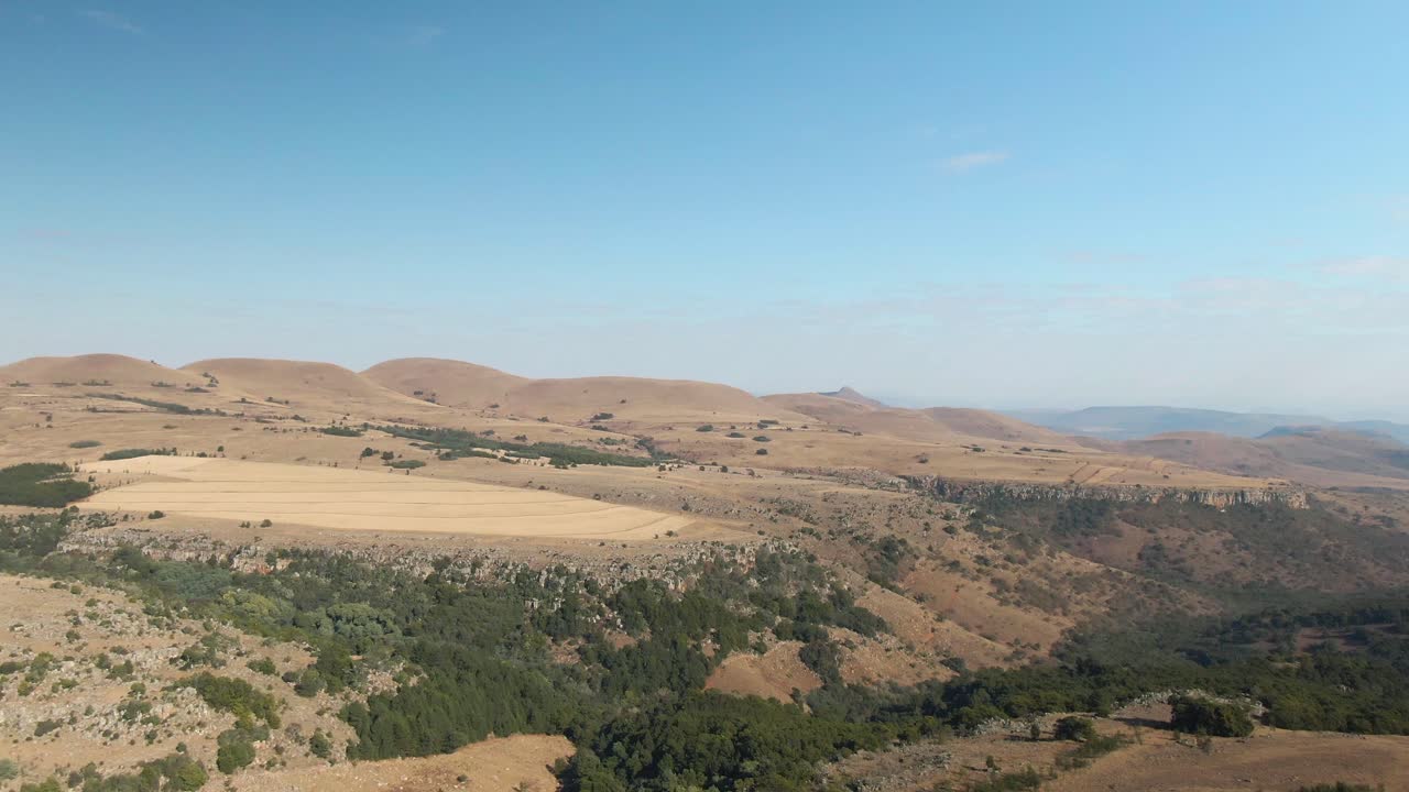 Metraje aéreo de dron de un desfiladero de montaña en el sur de África en invierno
