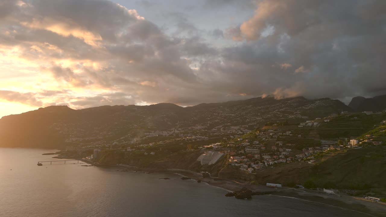 playa formosa 4k imágenes aéreas cinematográficas - funchal - isla de madeira - portugal